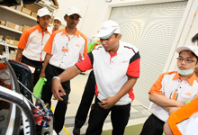 HMRT Member, Mohd Faizul, Chief Fuel Man of HMRT explaining about HMRT Race Car 27 to TOC students