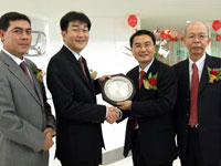 Mr Jonathan Kok, MD of Macinda Auto Sdn Bhd presenting Token of Appreciation to Mr Atsushi Fujimoto, MD&CEO of HMSB, standing alongside En Azman bin Idris, President & COO of HMSB and Mr Lee Kee Hoo, Chairman of Macinda Auto Sdn Bhd.