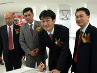 Plaque Signing by Mr Atsushi Fujimoto, MD& CEO of HMSB standing alongside Mr Lee Kee Hoo, Chairman of Macinda Auto Sdn Bhd, En Azman bin Idris, President & COO of HMSB and Mr Jonathan Kok, MD of Macinda Auto Sdn Bhd.