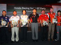 Representative from 5 Honda NSX Teams with Mr. Atsushi Fujimoto, CEO & Managing Director of Honda Malaysia during the memento presentation.