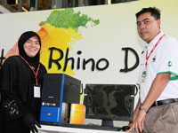 Pn. Nor Saiwati Mohamad, Guru Bimbingan dan Kaunseling of SK Seksyen Bandar Kinrara, School with Most Submission receiving the prize from En. Azman bin Idris, President and COO of Honda Malaysia.