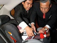 Mohd Fahrurazi showing Dato' Haji Zakaria the fastening of Honda child seat