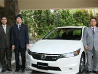 From left En. Azman Idris, President & COO of HMSB, Mr. Atsushi Fujimoto, MD & CEO of HMSB and Mr. Yutaka Fujiwara, RAD of Honda Motor Co. posing with the Stream RSZ.