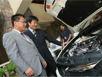 Mr. Fujiwara and Mr. Fujimoto viewing the Stream RSZ's engine.