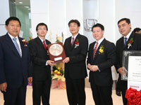 Mr. Mak Kam Hong presenting Token of Appreciation to Mr Atsushi Fujimoto, while Mr Ooi Tian Huat, Yang Berhormat Dato' Nga Kor Ming and En Azman bin Idris, looked on.