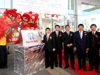 Yang Berhormat Dato' Nga Kor Ming, Mr Atsushi Fujimoto, En Azman bin Idris, President & COO of HMSB, Mr. Ooi Tian Huat, Chairman of Tian Siang Auto Care Sdn Bhd and Mr Mak Kam Hong at the official launch.