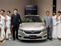 From Left : Mr. Atsushi Fujimoto (Managing Director & Chief Executive Officer of Honda Malaysia Sdn Bhd) & Mr. Yutaka Fujiwara (Representative of Automobile Development from Honda Co. Ltd) with Brand Ambassadors and the All-New Honda Stream.