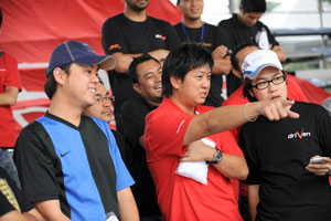 Strategy is the key in winning, so say some. L-R: Khai Ning (Wheelers Weekly), Christopher Ng (Top Gear) & Danny Tan (Paultan.org) discussing the strategy during briefing.