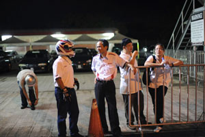 Mr. Toru Takahashi, MD & CEO of HMSB (second from left) sharing a light moment with YS Khong (with helmet).