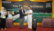 Mr. Toru Takahashi presenting the Grand Prize to Winner, Mr. Keiji Sakai of Panasonic Industrial Company.