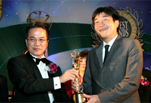 Chief Executive Officer and Managing Director of Honda Malaysia, Mr. Atsushi Fujimoto receiving BrandLaureate Award from Deputy Minister of International Trade and Industry, YB Datuk Liew Vui Keong